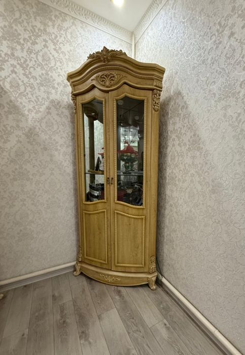 Мебель для гостиной — сервант и витрина