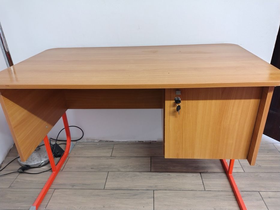 Vând birou din lemn