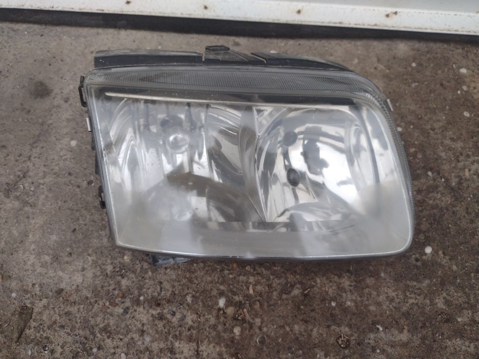 Продавам десен фар за volkswagen polo трета генерация