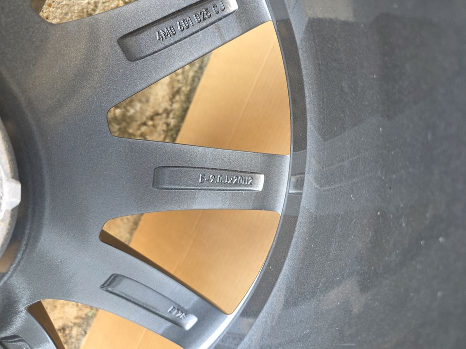 AUDI Q7 зимни гуми и оригинални джанти 285/45/ R20