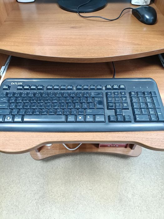 Компьютерный стол (б/у) в хорошем состоянии