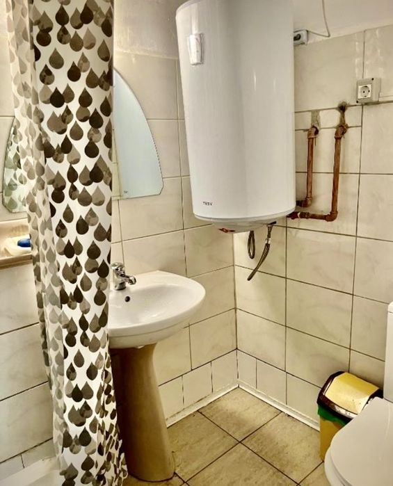 Garsoniera cu curte de închiriat