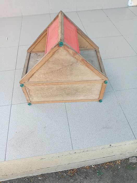 Vând macheta, căsuța.