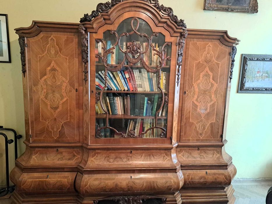 Vand mobilier din secolul 20.