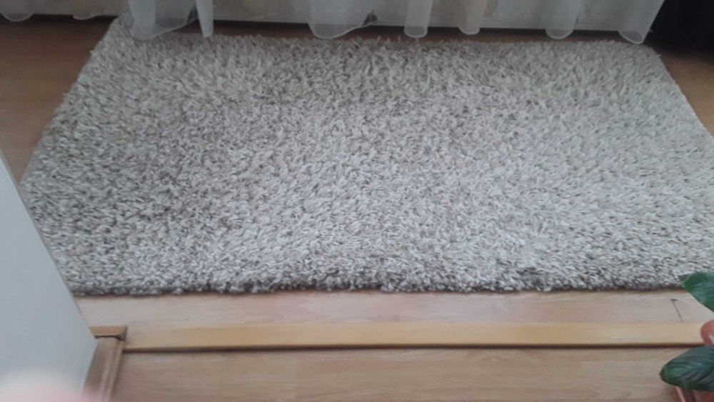 Vând aragaz culoare crem, covor și două carpete culoare bej