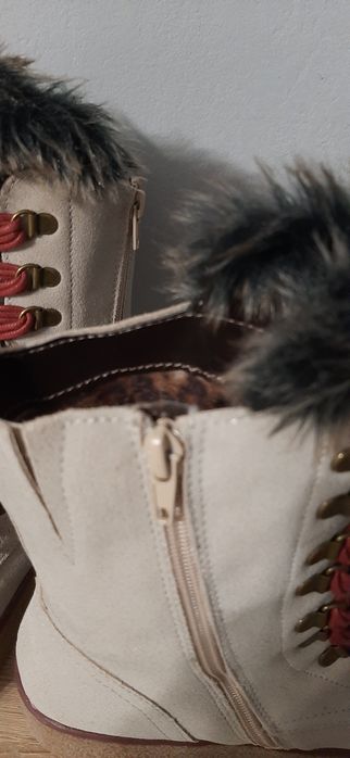 40 номер чисто Нови Ботуши BUGATTI
Естествен велур, регулиране на широ