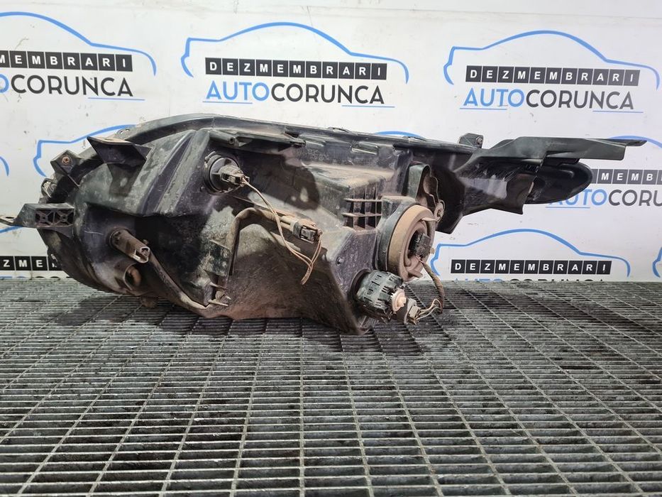 Far Dreapta Mitsubishi L200 V 2015 - 2018 SUV 4 Usi (958) Fara xenon