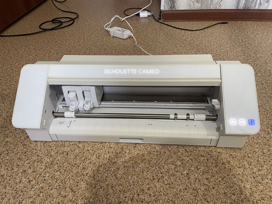 Продам режущий плоттер Silhouette Cameo 4