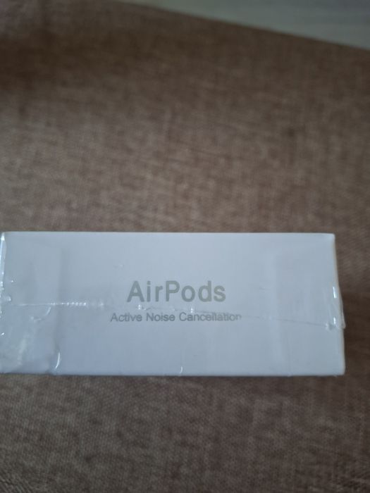 Casti AirPods 4 noi