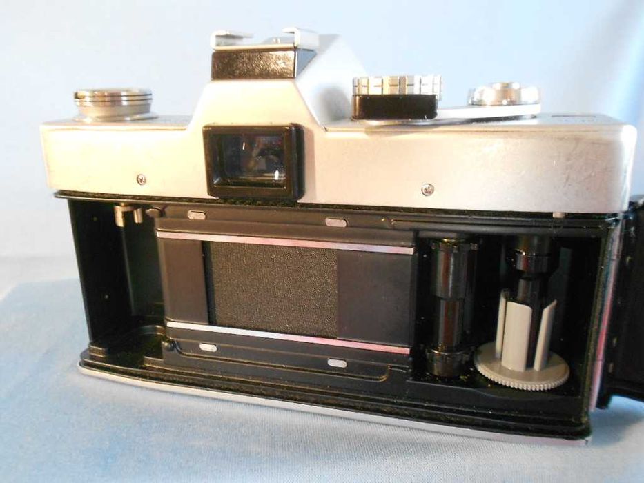 Minolta srt-101 cu obiectiv 200mm, aparat foto film clasic emblematic