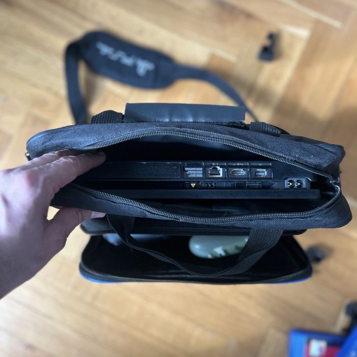 Playstation 4 Slim 1TB, два джойстика, чанта- Перфектен