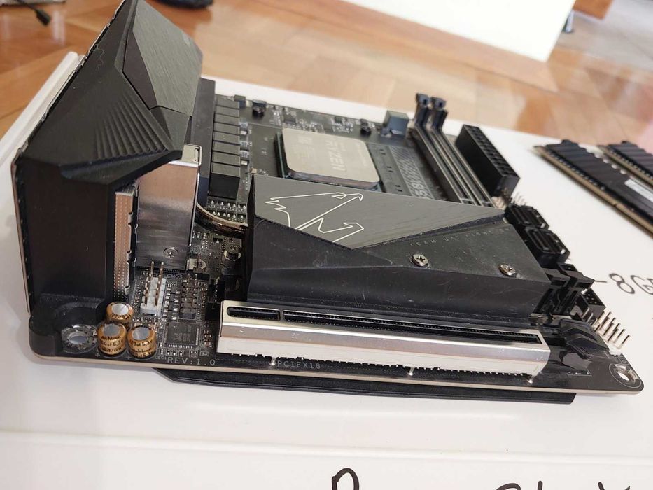 AMD Ryzen 7 3700X + Gigabyte B550i Aorus Pro AX Wi-Fi