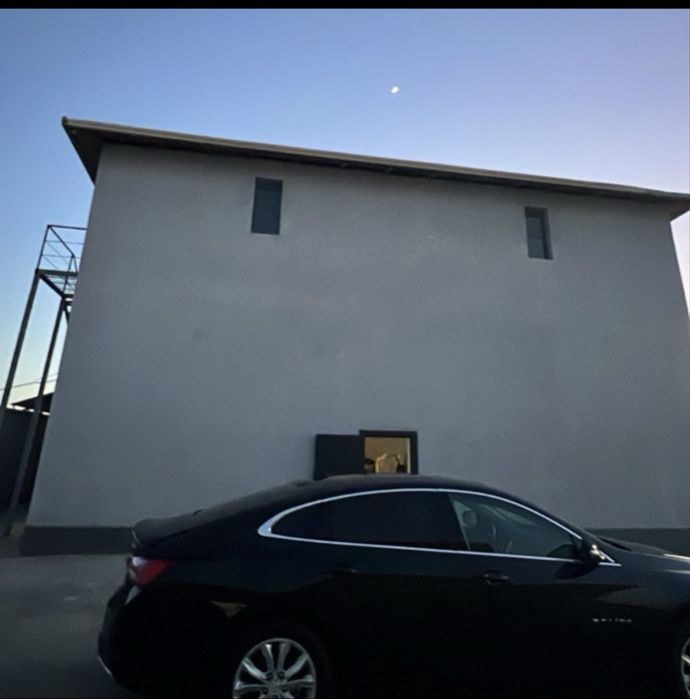 Navoi vokzal yonida 1000kv.m bino sotiladi 1 gektar yer bilan