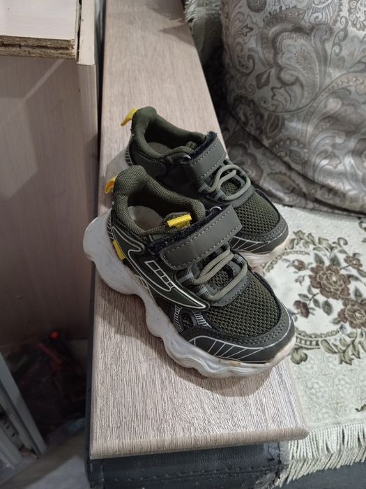 Продам детские кроссовки