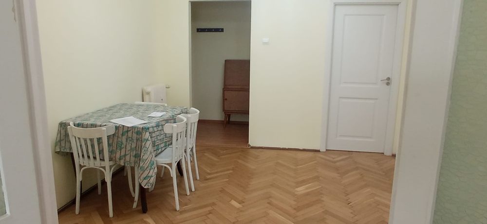 Închiriez apartament  3 camere