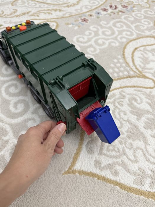 Продам машинку мусоровоз 3500