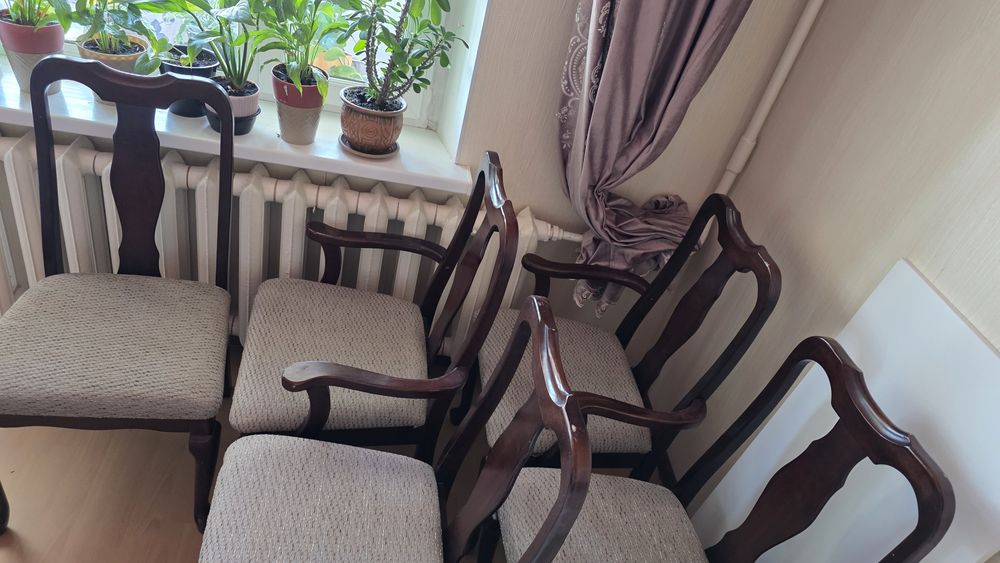 Продам стол со стульями дерево.