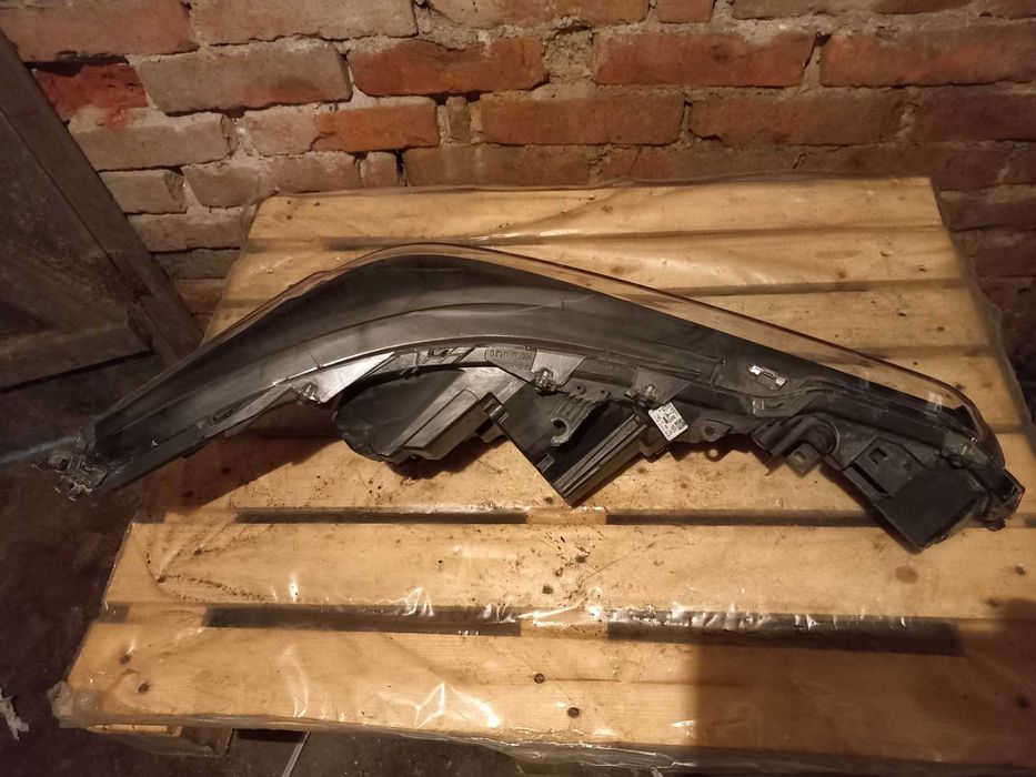 Ляв фар за Тойота Корола след 2019