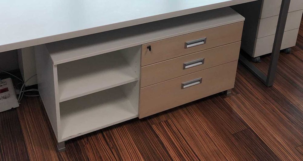 Офис мебели - конферентна маса, бюра с контейнери, бенч, столове и др.