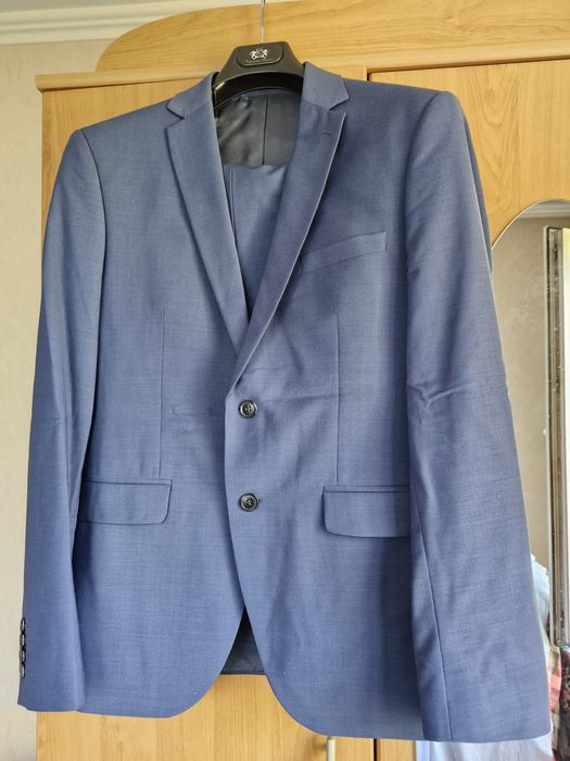 Продаётся 3 Хороших Мужских Костюма с брюками