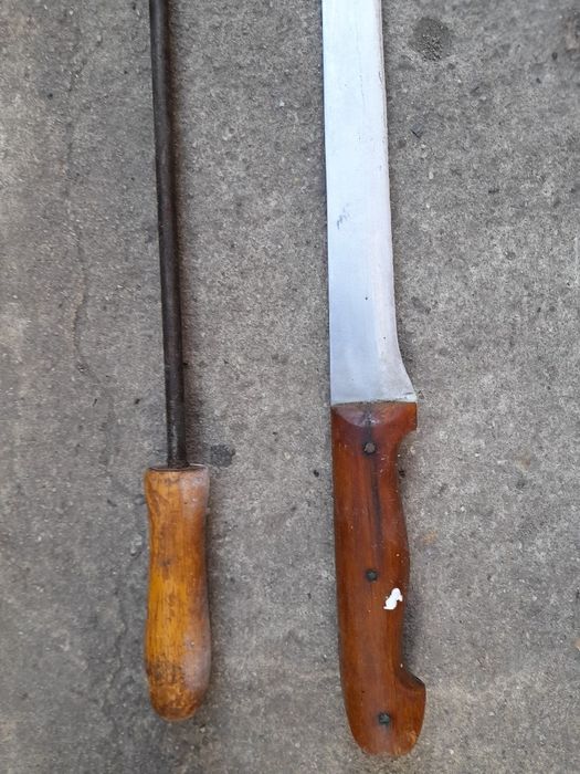 Стар нож с масат