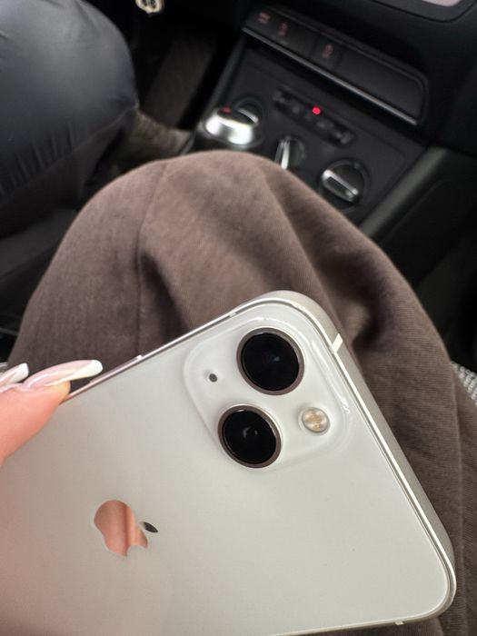 продавам Iphone 13