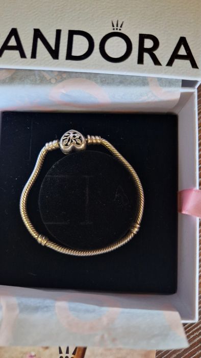 Продавам оригинална сребърна гривна Pandora