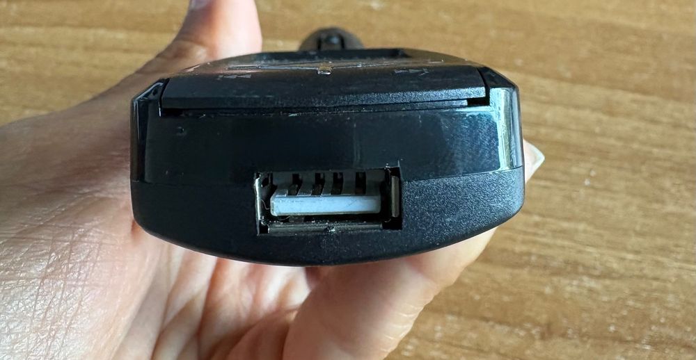 Transmitător FM pentru mașină / player MP3 auto Serioux