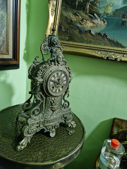 Прекрасен антикварен бронзов каминен часовник