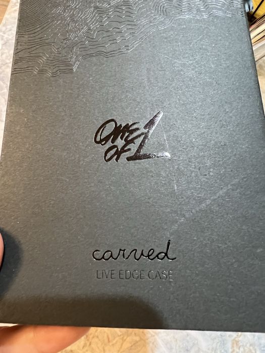 Carved Калъф за iPhone 16 Pro от дърво и смола