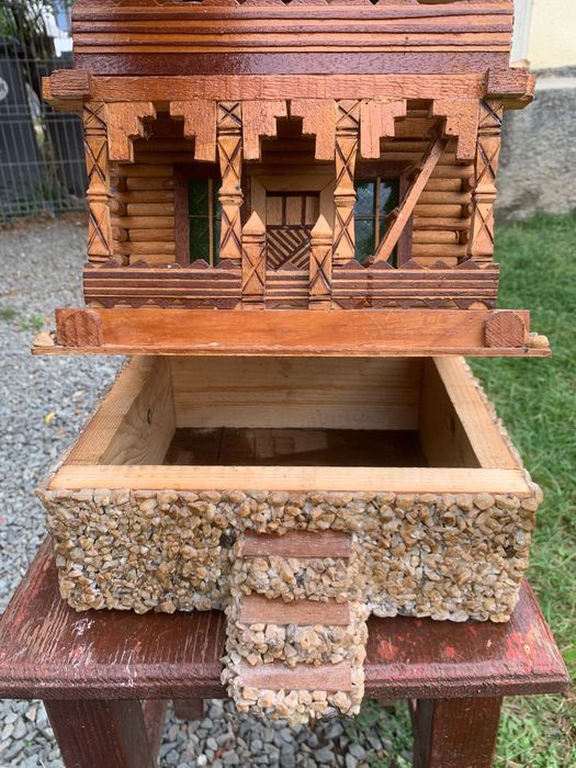 Decorațiune casa sculptată din lemn