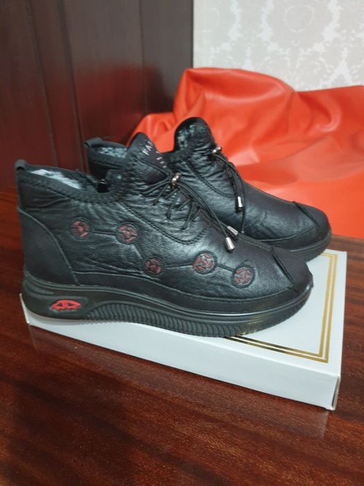 Продаются ботинки.