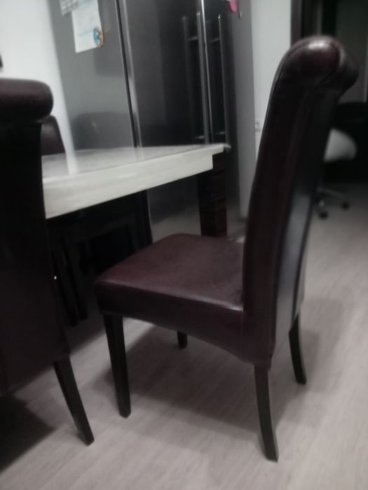 Стол обеденный и стулья.