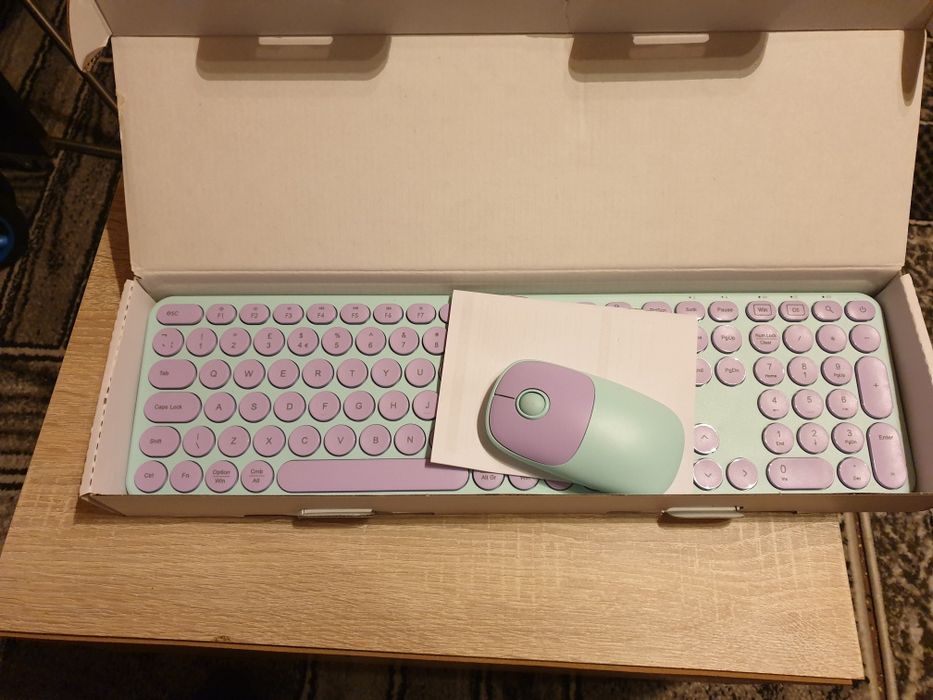 Tastatura superba, culori delicioase în stil retro cu mouse inclus