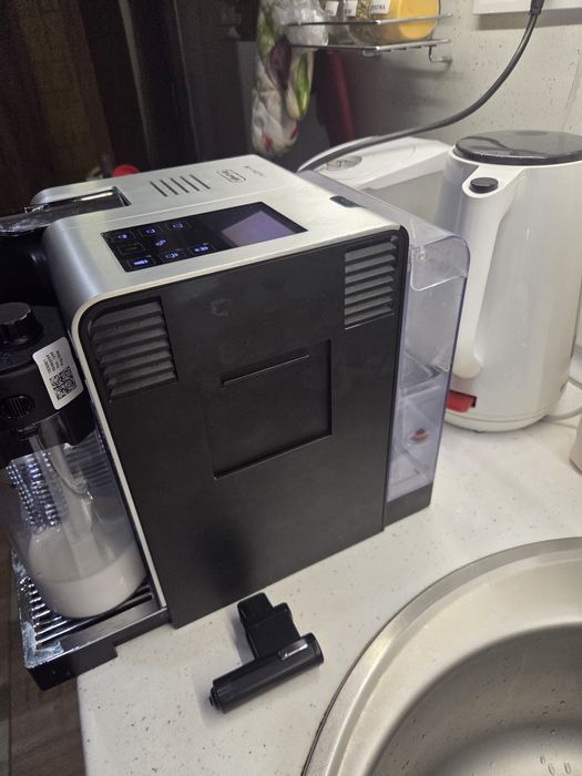 Кафе машина  с капсули Delonghi Latissima