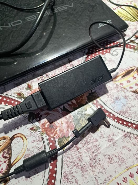 Vând acer aspire one