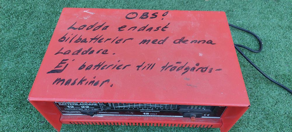 Зарядно със стартерна функция 12 v 22 amp