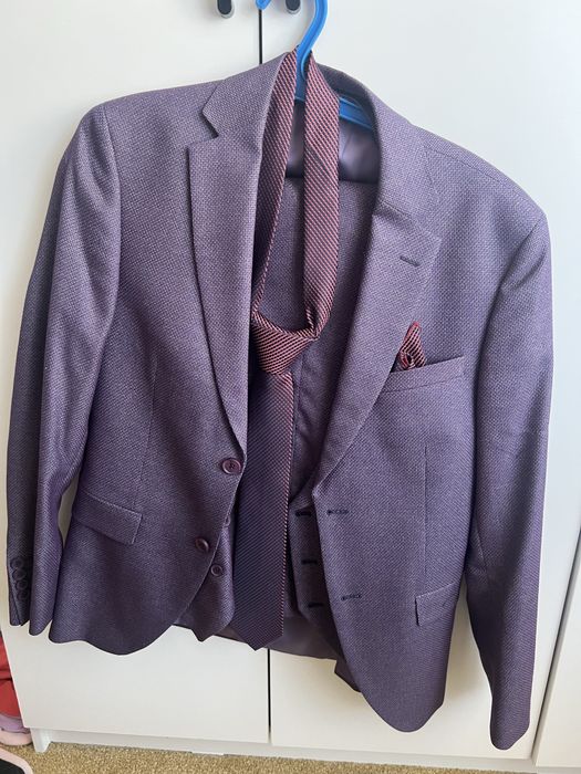 Костюм фиолетового цвета