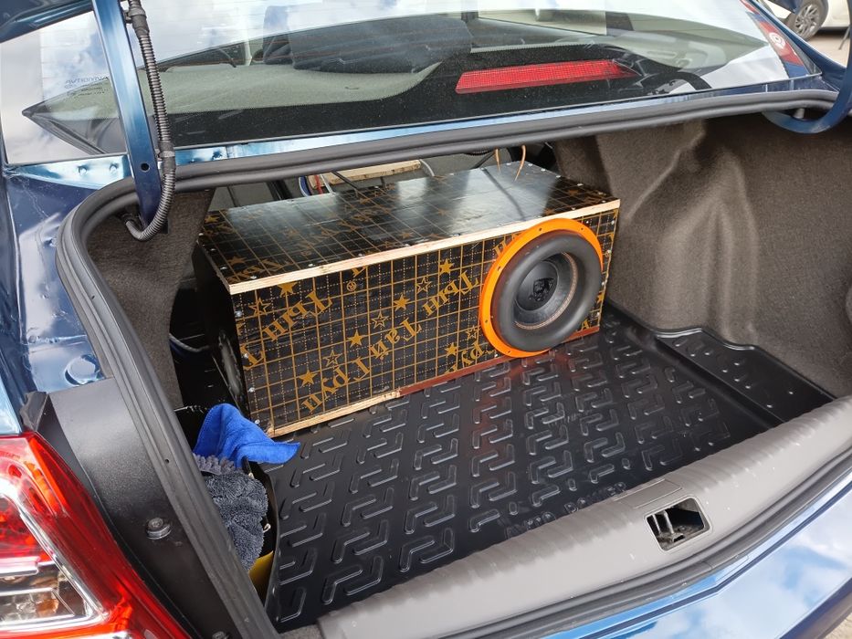 Сабвуфер с усилительем с коробом
