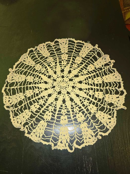 Продавам ръчно плетена салфетка