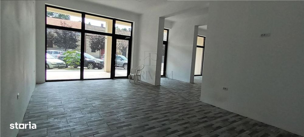 Spatiu Comercial cu 3 usi din sticla si vitrine mari - Elisabetin