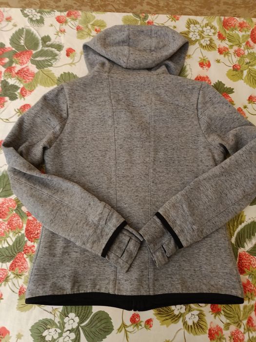 Продавам ватиран суичър