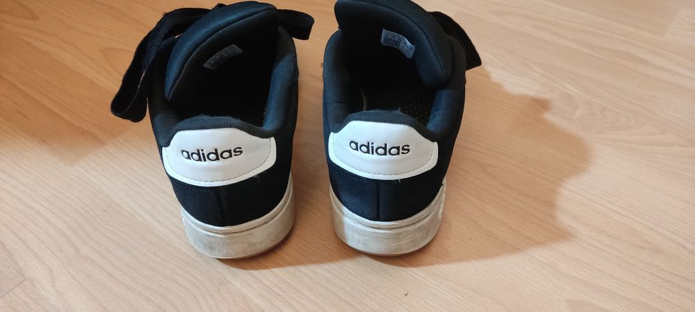 Черни adidas обувки