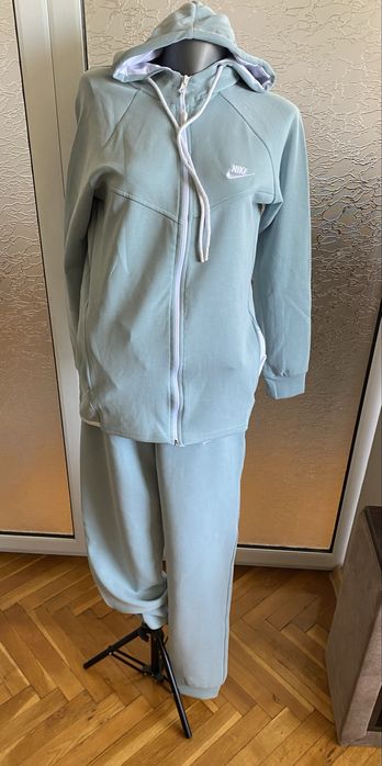 Дамски спортен екип