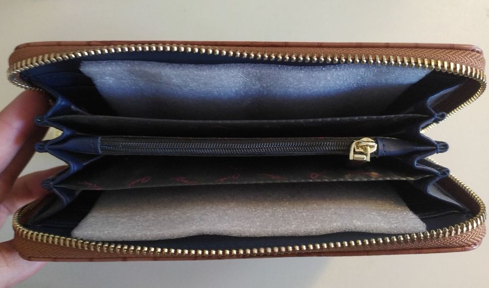 Портфейл Axel нов