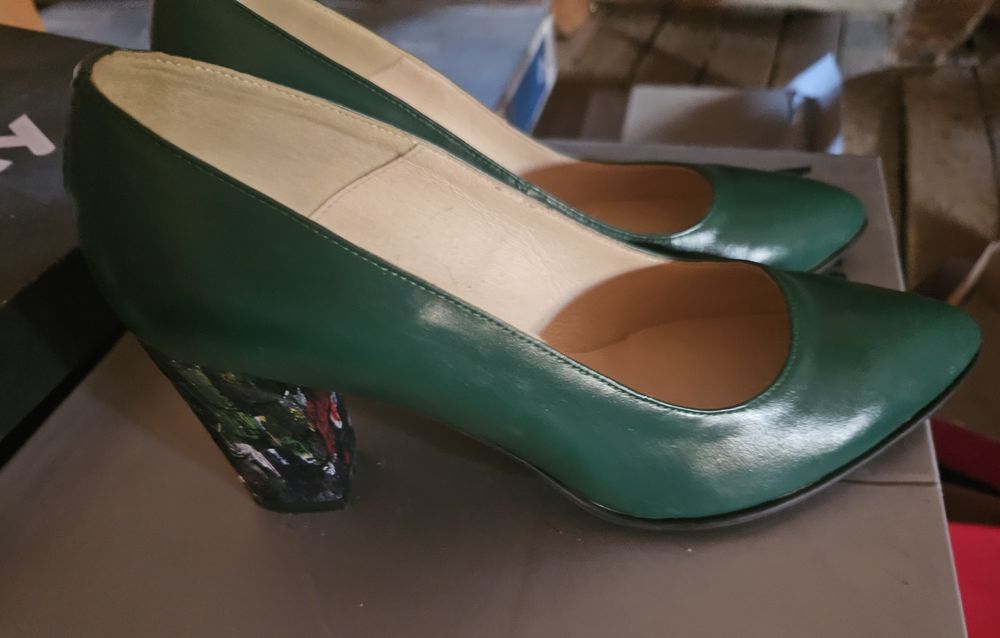 Pantofi piele, noi fără etichetă