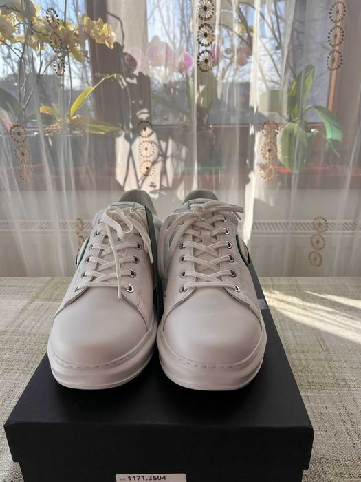 Vand Karl Lagerfeld, mărimea 43, noi cu etichetă, pret 600 RON.