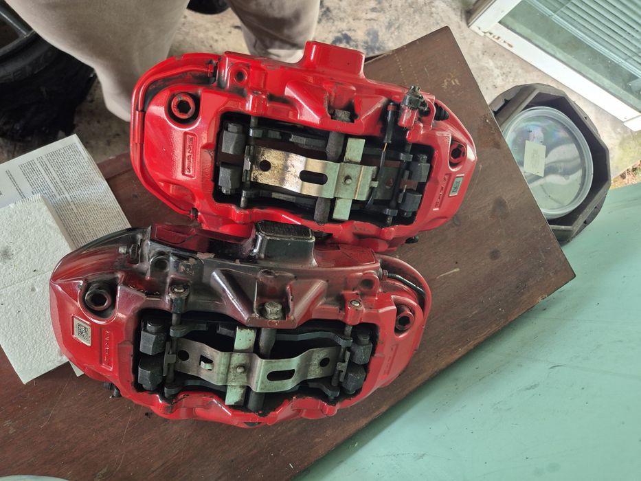 Продавам оригинални спирачни апарати Brembo – червени