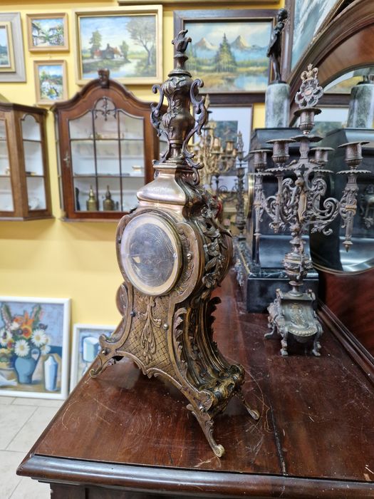 Прекрасен антикварен френски бронзов каминен часовник