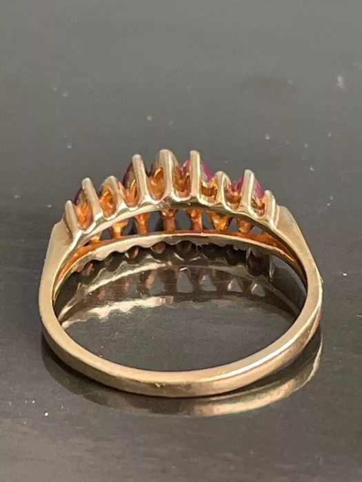 Златен пръстен с диаманти и рубини